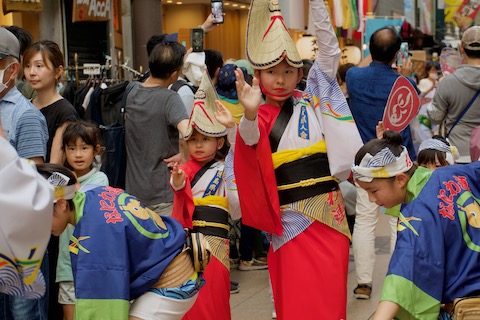 小学生ぐらいの子供も踊っています